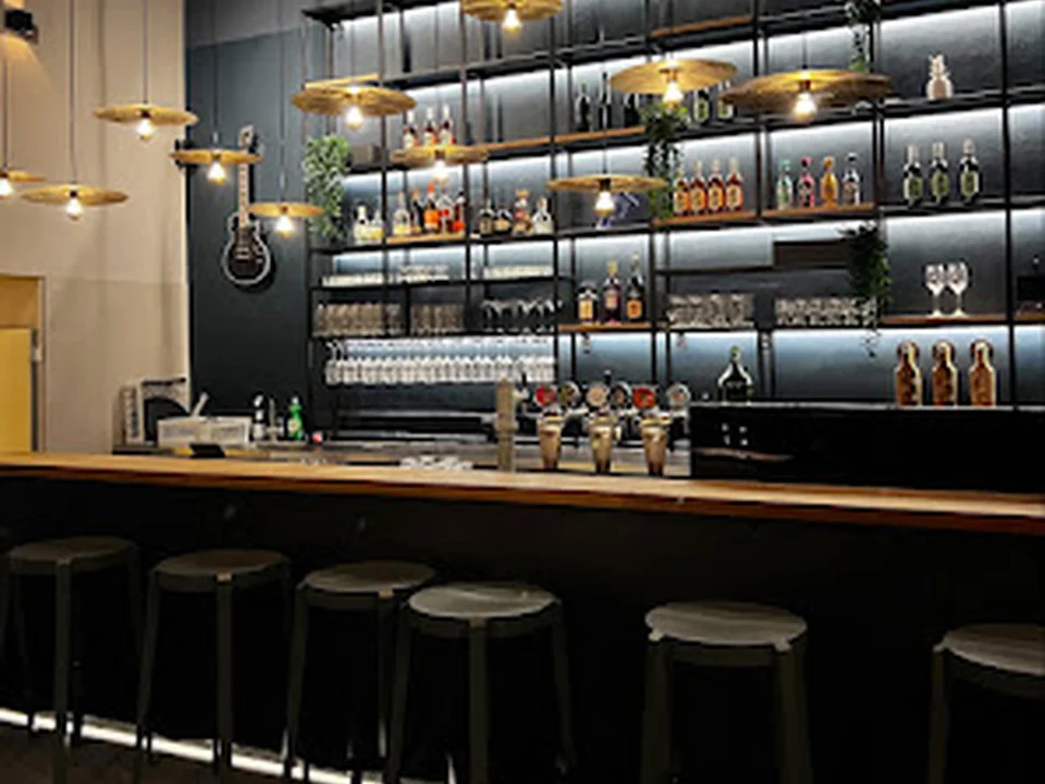 achtundzwanzig bar