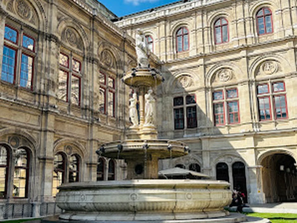 Herbert-von-Karajan-Platz