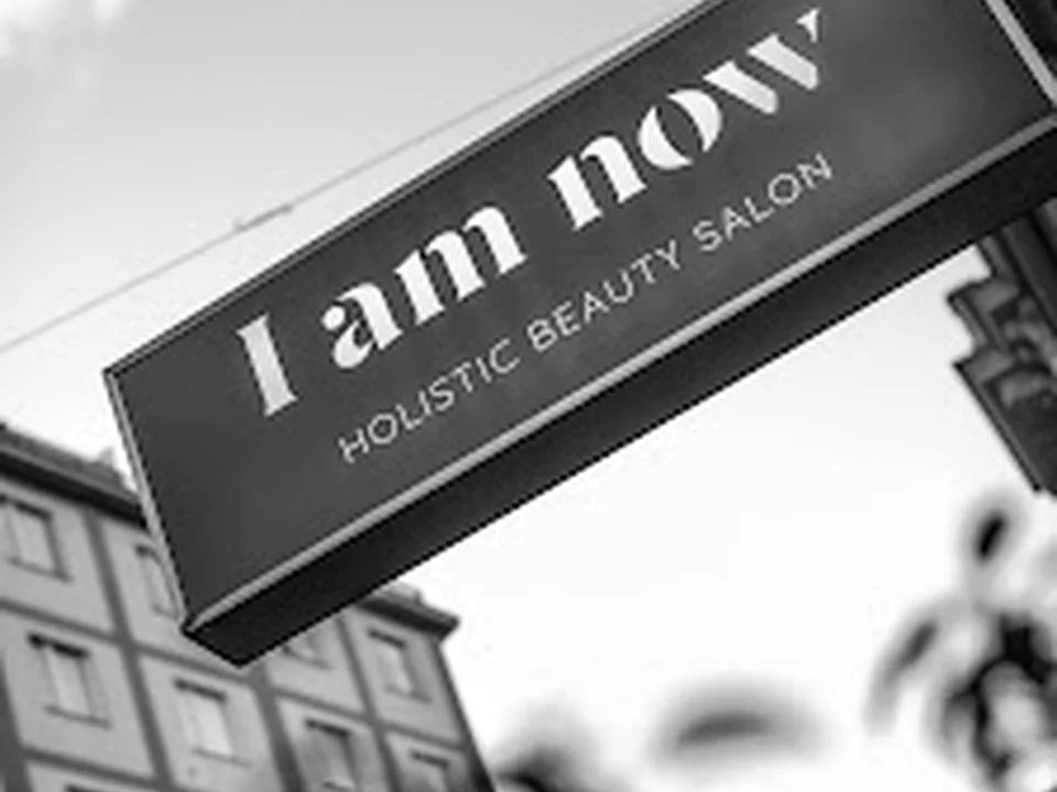 I am now - Holistic Beauty Salon | Friseur 1010 Wien | Balayage | Locken | Blond-Experten