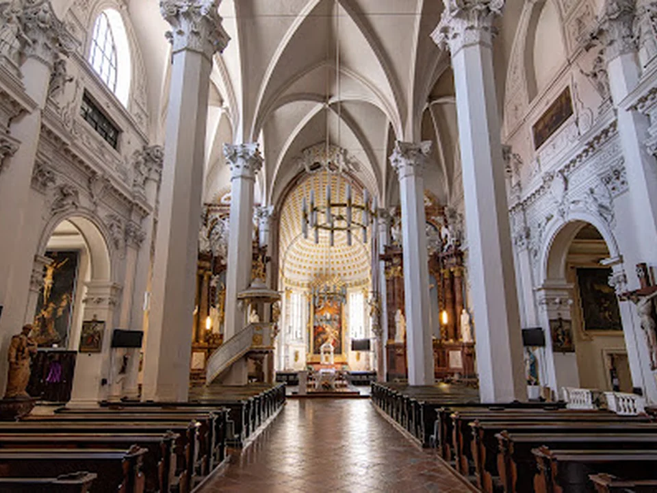 Kirche am Hof (Kirche zu den neun Chören der Engel)