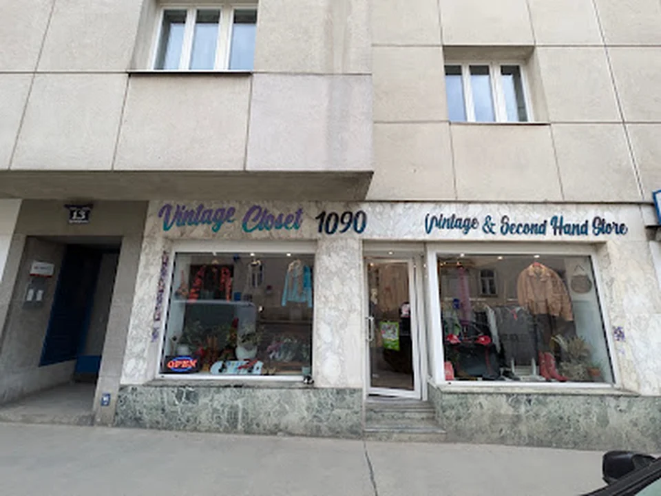 Vintage closet 1090