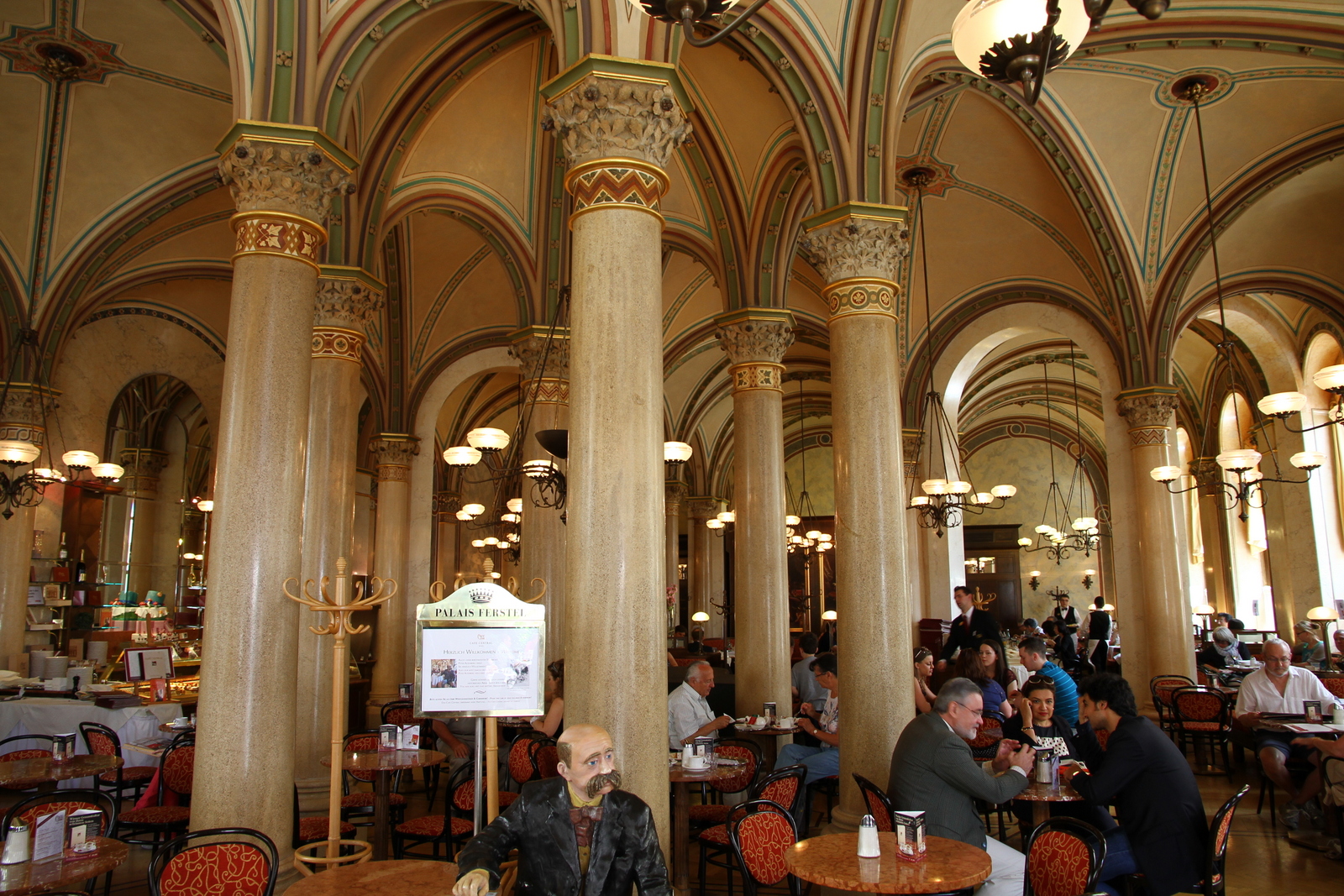 Interior del Café Central de Viena en uso cotidiano