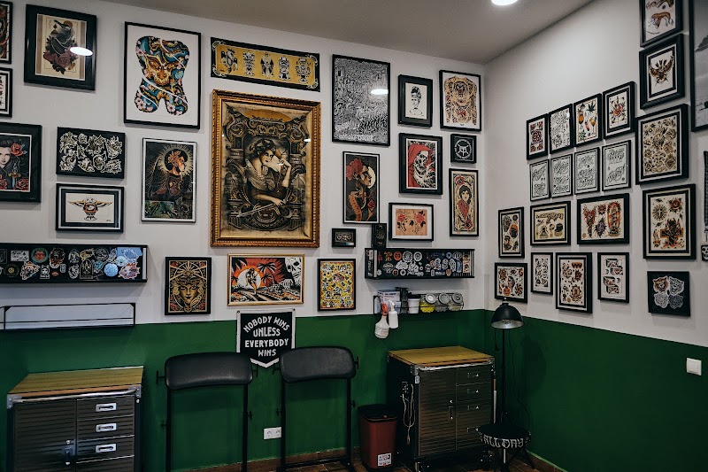 Dots and Daggers Tattoo, Vienna